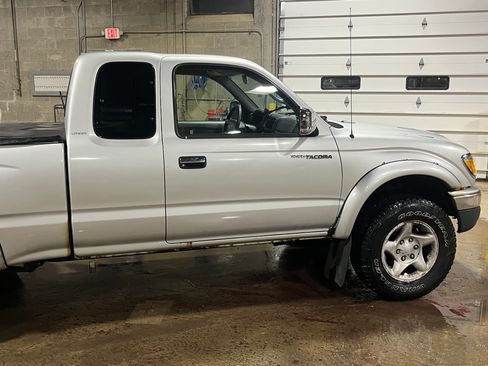Used 2001 Toyota Tacoma Limited image 10