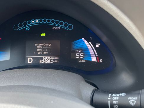 Used 2011 Nissan Leaf SL image 5