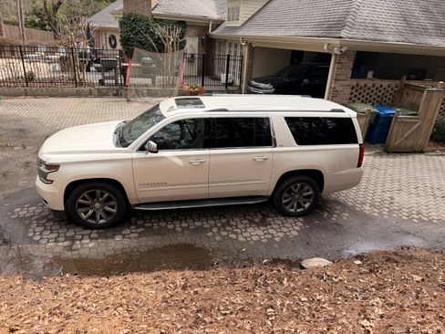Used 2015 Chevrolet Suburban LTZ RWD image 4