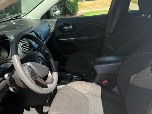 Used 2020 Jeep Cherokee Latitude FWD image 8