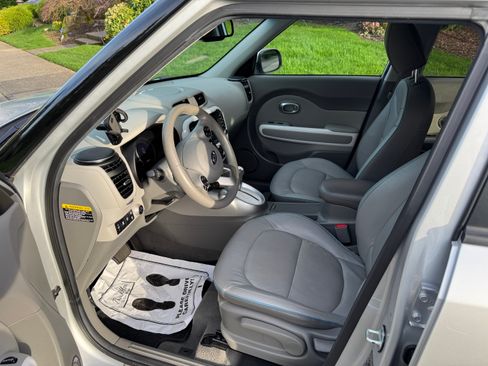 Used 2017 Kia Soul EV + w/ Sun & Fun Package image 4