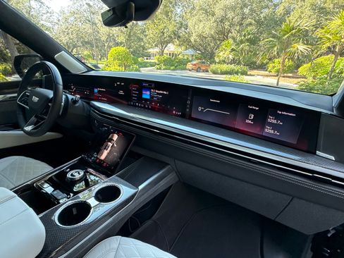 Used 2025 Cadillac Escalade ESV V image 13