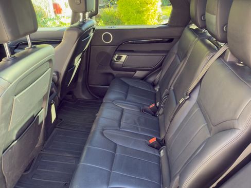 Used 2017 Land Rover Discovery SE image 11