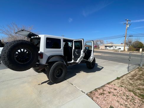 Used 2015 Jeep Wrangler Unlimited Rubicon w/ Connectivity Group image 8
