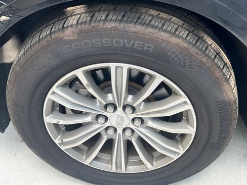 Used 2018 Cadillac XT5 Luxury w/ Driver Awareness Package FWD image 16