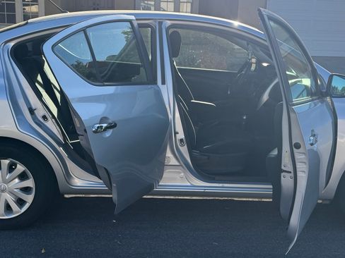 Used 2016 Nissan Versa SV FWD image 5