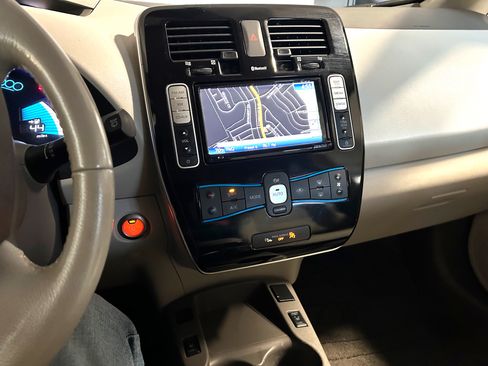 Used 2015 Nissan Leaf SV w/ LED & Quick Charge Package image 11