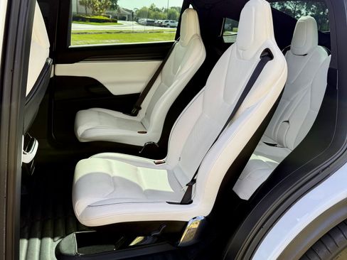 Used 2022 Tesla Model X Plaid image 16