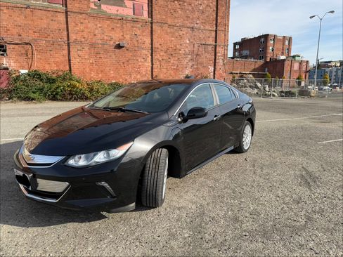 Used 2017 Chevrolet Volt LT w/ Comfort Package image 4