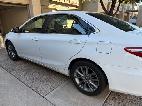 Used 2017 Toyota Camry SE image 2