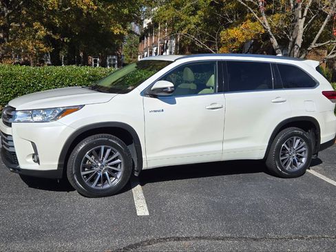 Used 2018 Toyota Highlander XLE image 2