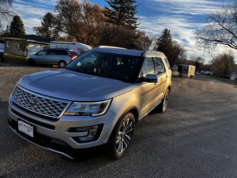 Used 2017 Ford Explorer Platinum image 2