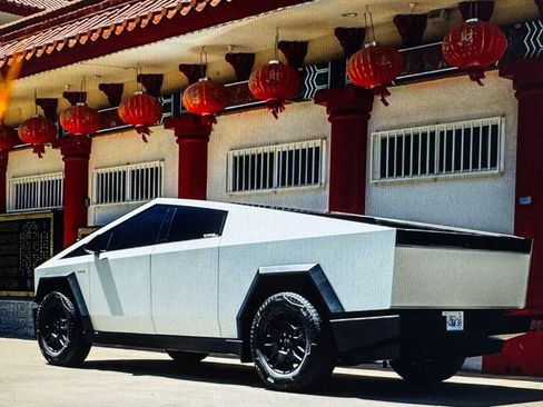 Used 2024 Tesla Cybertruck AWD Crew Cab image 5