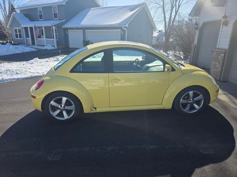 Used 2006 Volkswagen Beetle Coupe w/ Package 2 image 4
