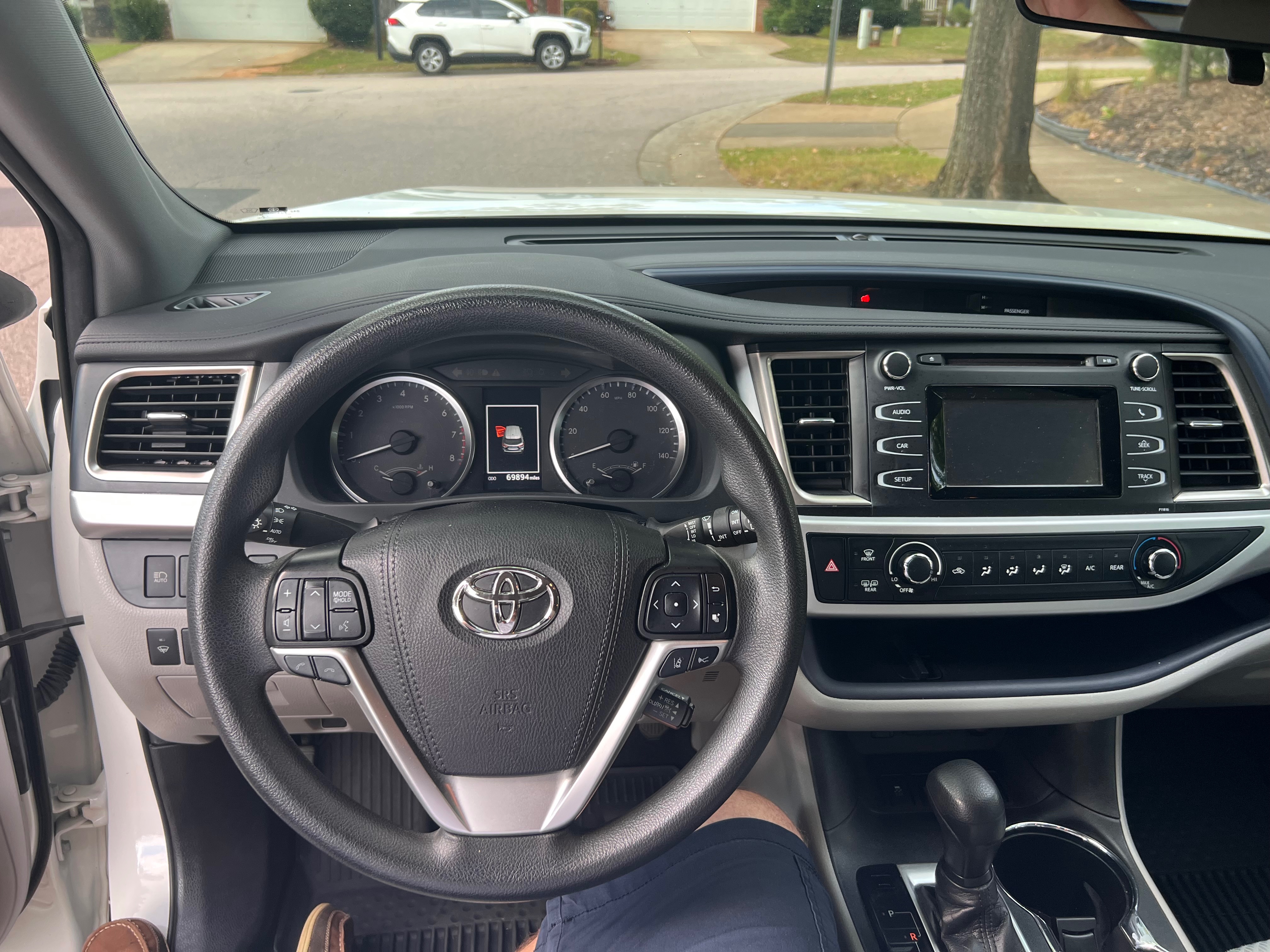Used 2019 Toyota Highlander LE FWD image 6