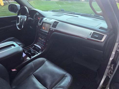 Used 2011 Cadillac Escalade Luxury image 17