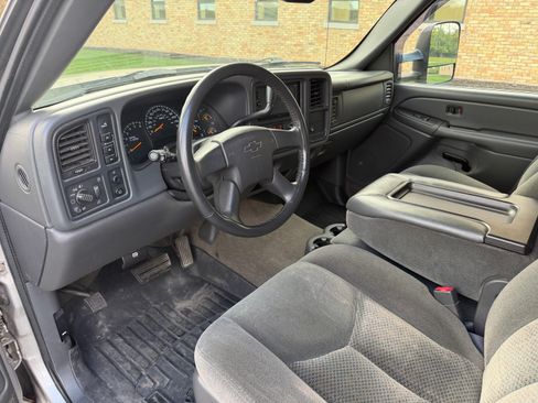 Used 2005 Chevrolet Silverado 2500 LS w/ Snow Plow Prep Package image 15