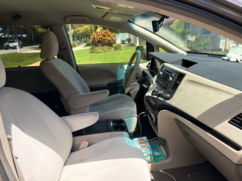 Used 2011 Toyota Sienna LE FWD image 8