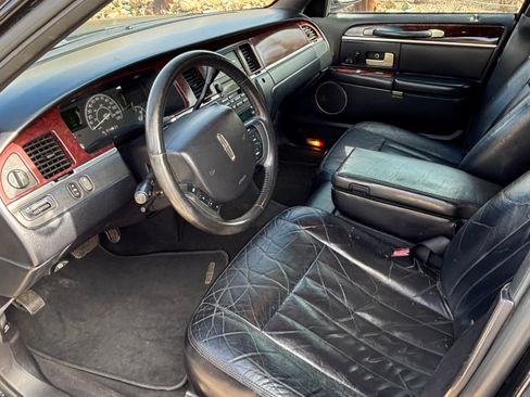 Used 2005 Lincoln Town Car Executive L image 1