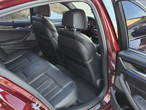 Used 2022 BMW M550i xDrive w/ Dynamic Handling Package image 10