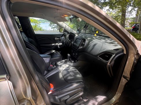 Used 2019 Jeep Cherokee Latitude Plus w/ Cold Weather Group AWD/4WD image 11