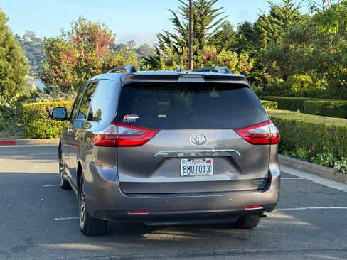 Used 2020 Toyota Sienna Limited Premium w/ Carpet Mat Package AWD/4WD image 6
