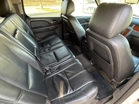Used 2012 Chevrolet Suburban LT image 16