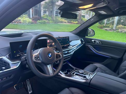 Used 2025 BMW X7 xDrive40i w/ M Sport Package image 9