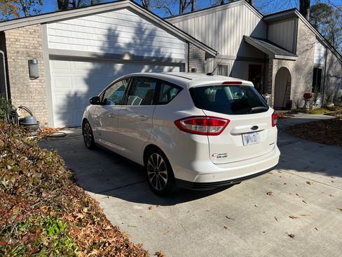 Used 2017 Ford C-MAX Energi Titanium w/ Equipment Group 501A image 5