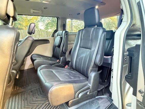 Used 2015 Chrysler Town & Country Touring w/ Driver Convenience Group image 10