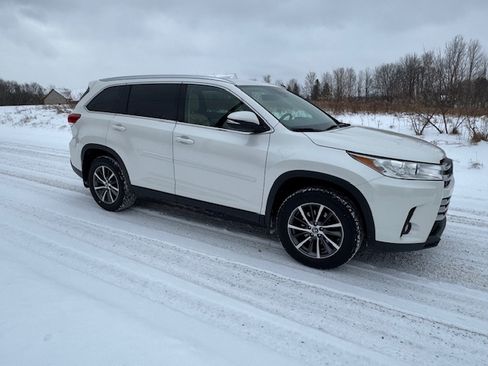 Used 2019 Toyota Highlander XLE image 1