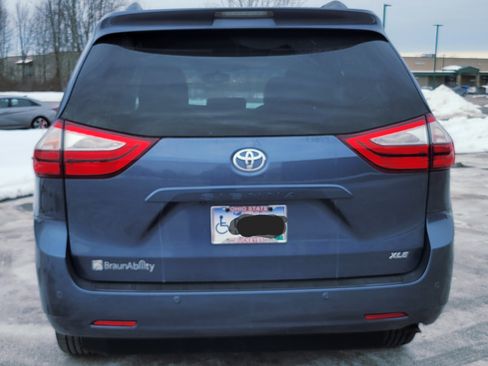 Used 2015 Toyota Sienna XLE image 2