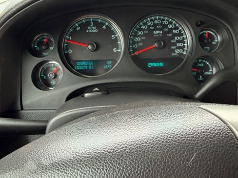 Used 2011 Chevrolet Suburban LT image 10