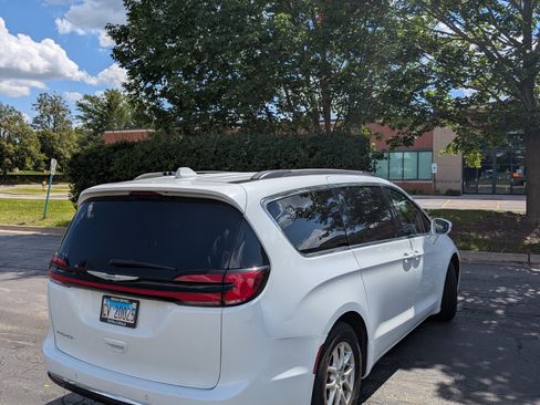 Used 2022 Chrysler Pacifica Touring-L image 4