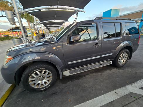 Used 2012 Nissan Pathfinder LE image 2