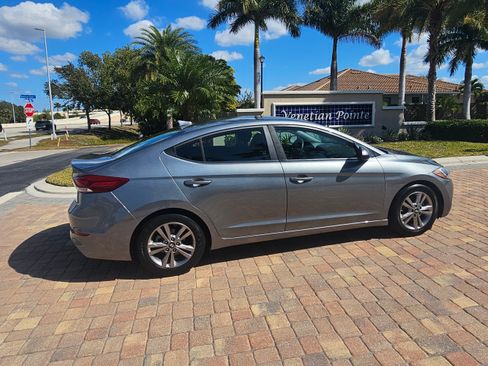 Used 2018 Hyundai Elantra SEL image 2