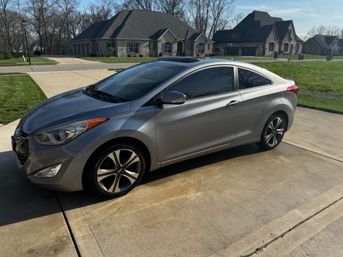 Used 2013 Hyundai Elantra SE image 1