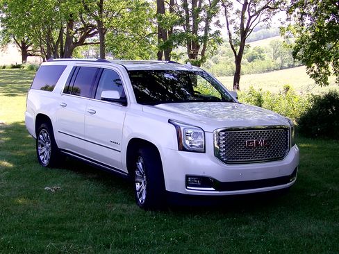 Used 2015 GMC Yukon XL Denali w/ Open Road Package AWD/4WD image 30