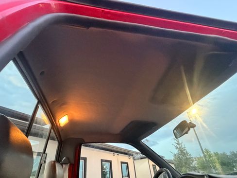 Used 1995 Nissan Pickup 2WD Regular Cab image 2
