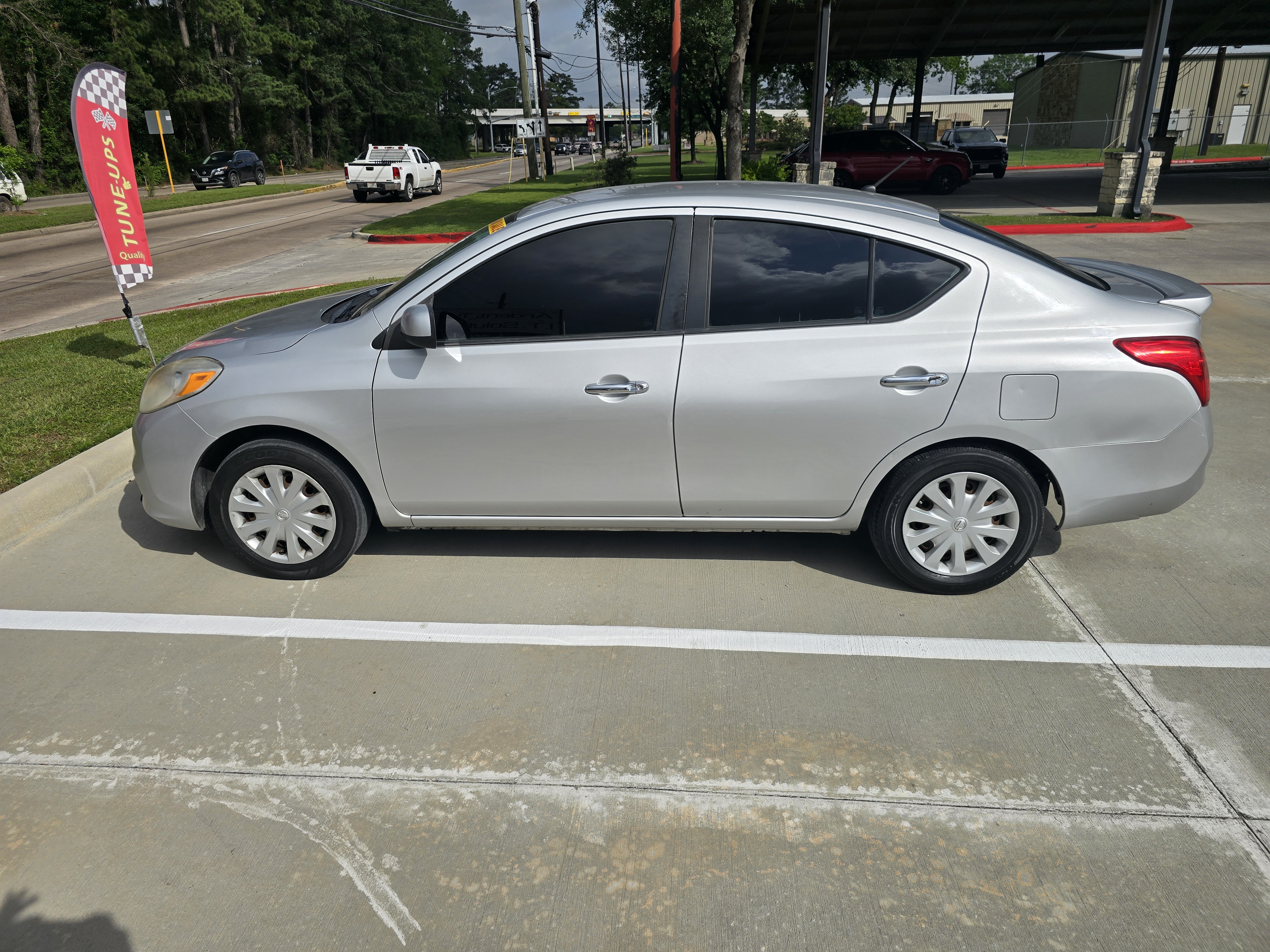Used 2013 Nissan Versa SV FWD image 2