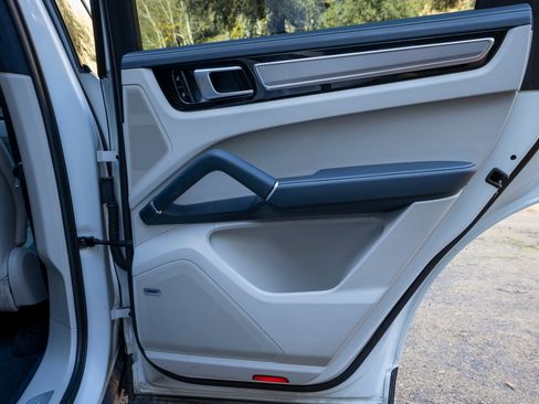 Used 2019 Porsche Cayenne S image 22