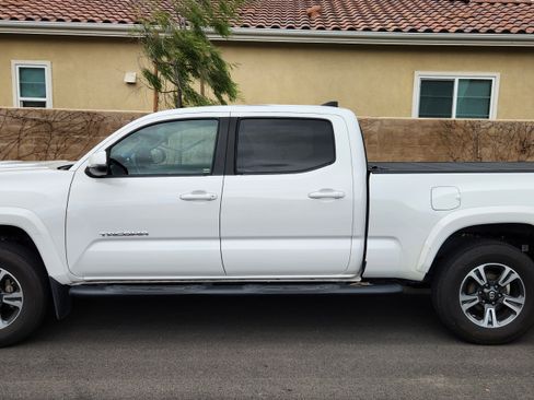 Used 2017 Toyota Tacoma TRD Sport w/ Tow Package image 1