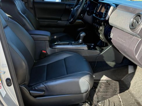 Used 2019 Toyota Tacoma TRD Off-Road image 9