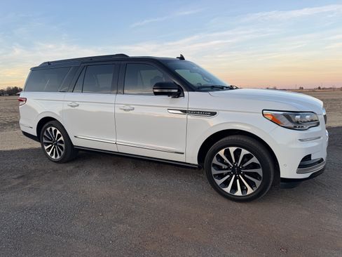 Used 2023 Lincoln Navigator L Reserve image 1