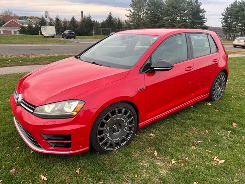 Used 2017 Volkswagen Golf R 4-Door image 2
