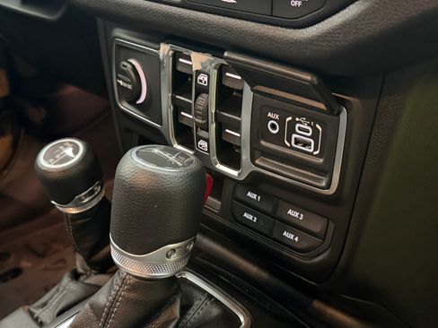 Used 2025 Jeep Gladiator Sport AWD/4WD image 20