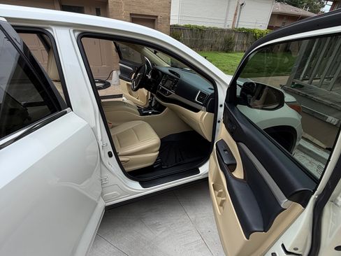 Used 2015 Toyota Highlander Plus FWD image 20