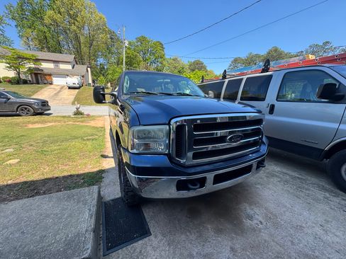 Used 2005 Ford Excursion XLT image 2