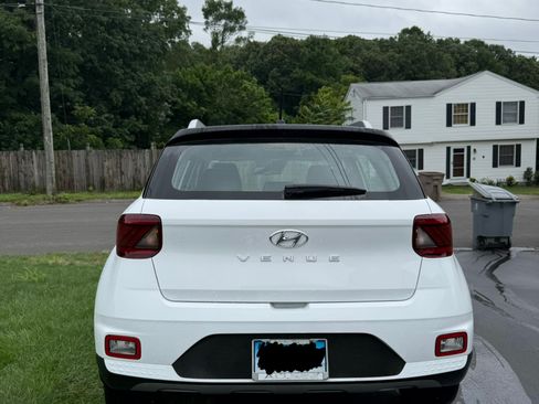 Used 2025 Hyundai Venue Limited FWD image 2