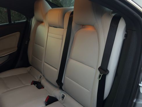 Used 2015 Mercedes-Benz CLA 250 image 12